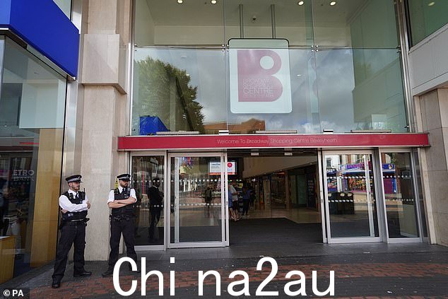 今天早上,两名警察聚集在伦敦东南部贝克斯利希思的百老汇购物中心外