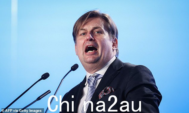 马克西米利安·克拉赫 (Maximilian Krah) 于 7 月 29 日在德国东部马格德堡贸易博览会上的 AfD 联邦党代表大会上发表讲话