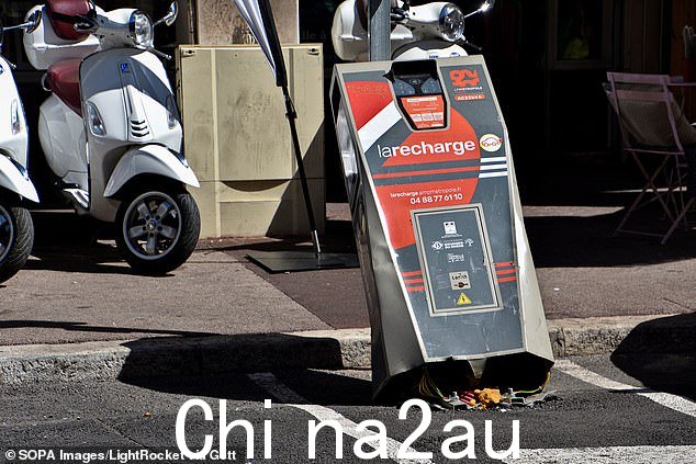 一位专家认为,犯罪分子“非常容易”破坏电动汽车充电器。法国马赛 Rue de la Loge 上损坏的电动汽车充电站的视图