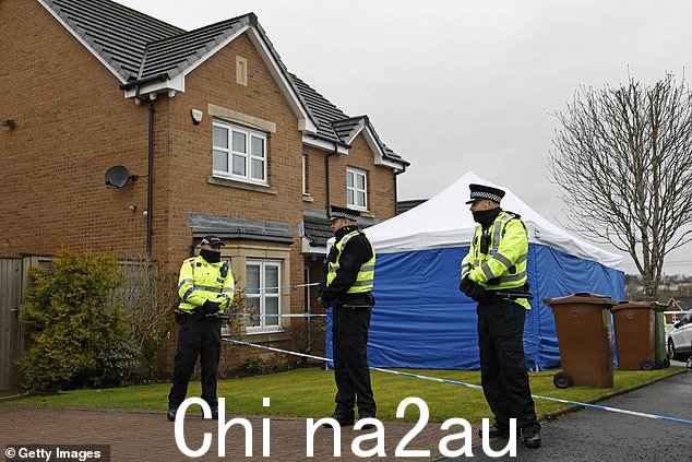4 月 5 日,警察来到 Nicola Sturgeon 和她丈夫 Peter Murrell 的家中