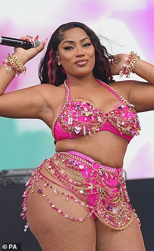 如图,英国艺术家 Stefflon Don