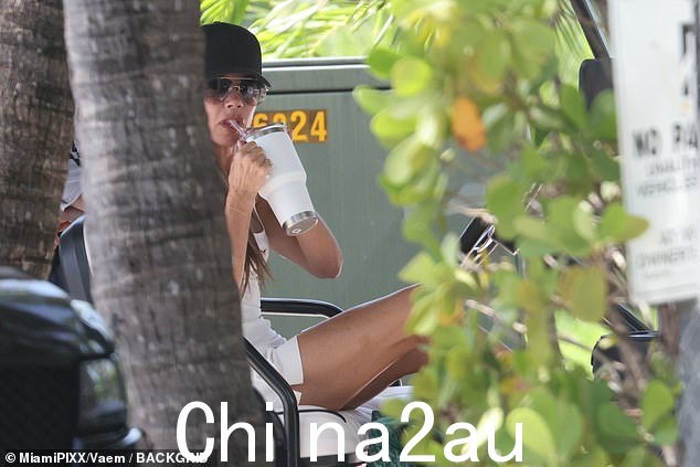 迷人:这位辣妹组合歌手一直在佛罗里达州与家人一起度过夏天,她戴着黑色帽子和太阳镜,试图避开人们的视线