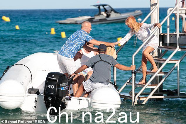 请这边走:苏西在被搀扶上船并与一些男性同伴一起扮演这个角色时,她看起来精神很好