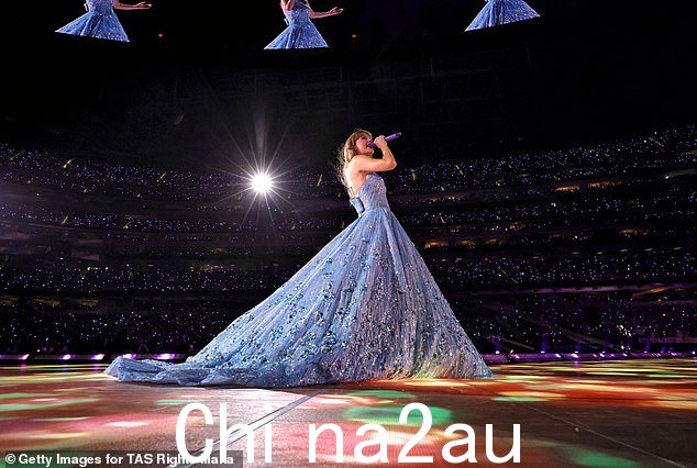 泰勒·斯威夫特 (Taylor Swift) 在加利福尼亚州英格尔伍德举行的 The Eras 巡演演出中身着迷人的蓝色礼服在舞台上表演