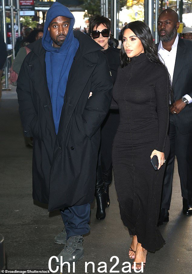 后来,Kim 被拍到穿着端庄的黑色高领长袖礼服,与 Kanye、她的母亲 Kris 以及 Kris 的搭档 Corey Gamble 一起外出