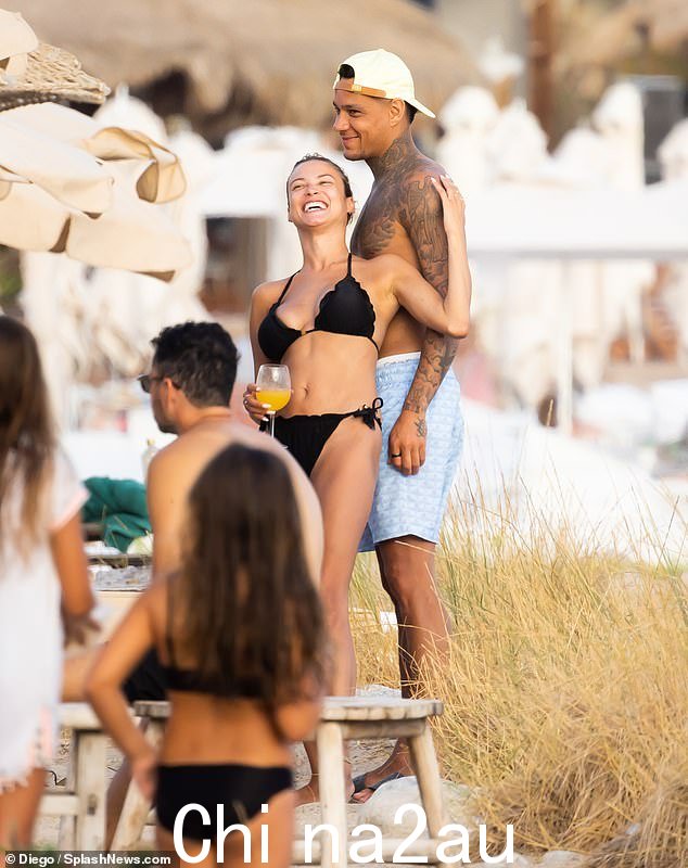 浪漫:周五,28 岁的比利时模特 Rose Bertram 被发现与 35 岁的前足球运动员男友 Gregory van der Wiel 在伊维萨岛的海滩上亲密相处