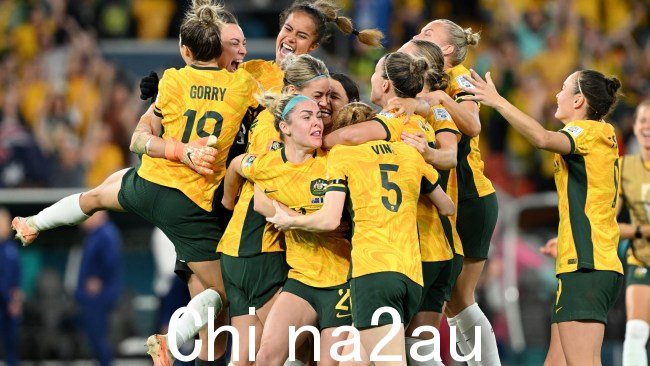 澳大利亚庆祝玛蒂尔达队进入半决赛历史上第一次。图片：Bradley Kanaris/Getty Images