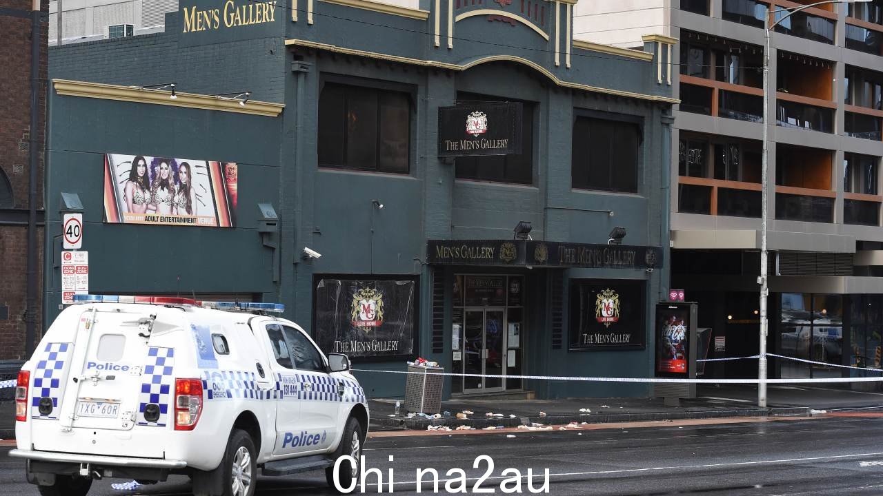 三名男子被刺伤后,警方正在调查今天早上墨尔本中央商务区。图片:NCA NewsWire / Josie Hayden