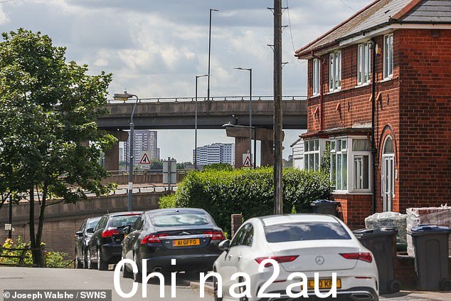 坐落在蜿蜒的五层高速公路车道下方,居住着一群人,他们的住所距离广阔的立交桥仅一箭之遥