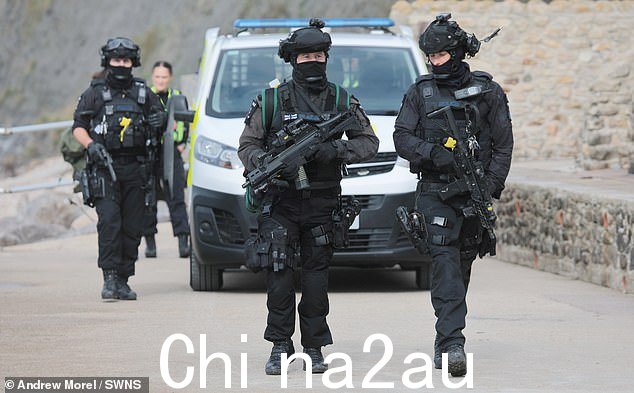 多塞特郡警方表示,已查获一把疑似枪支,该男子因涉嫌在公共场所持有枪支而被拘留。他后来被保释并被送往医院。图为:武装警察被召集到现场
