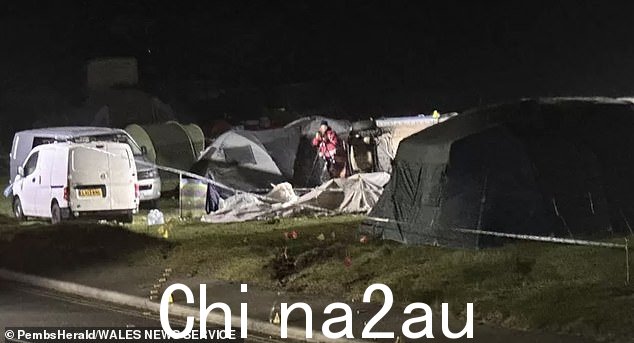 调查人员在威尔士彭布罗克郡纽盖尔露营地的坠机现场拍照。周六晚上 10.40 左右紧急服务人员被呼叫到现场