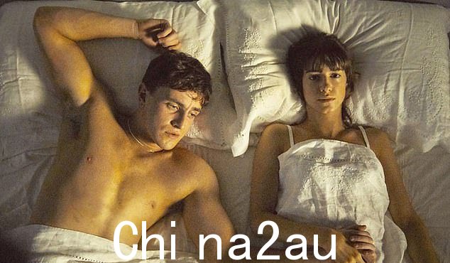 黛西·埃德加·琼斯 (Daisy Edgar-Jones) 在 BBC 三部改编自莎莉·鲁尼 (Sally Rooney) 的《普通人》中饰演玛丽安 (Marianne) 和保罗·梅斯卡尔 (Paul Mescal) 饰演康奈尔 (Connell)