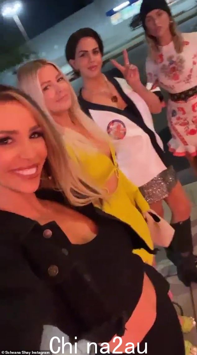 留下回忆:可以看到 VPR 女士们站在外面安静的人行道上,开始了令人兴奋的女孩之夜