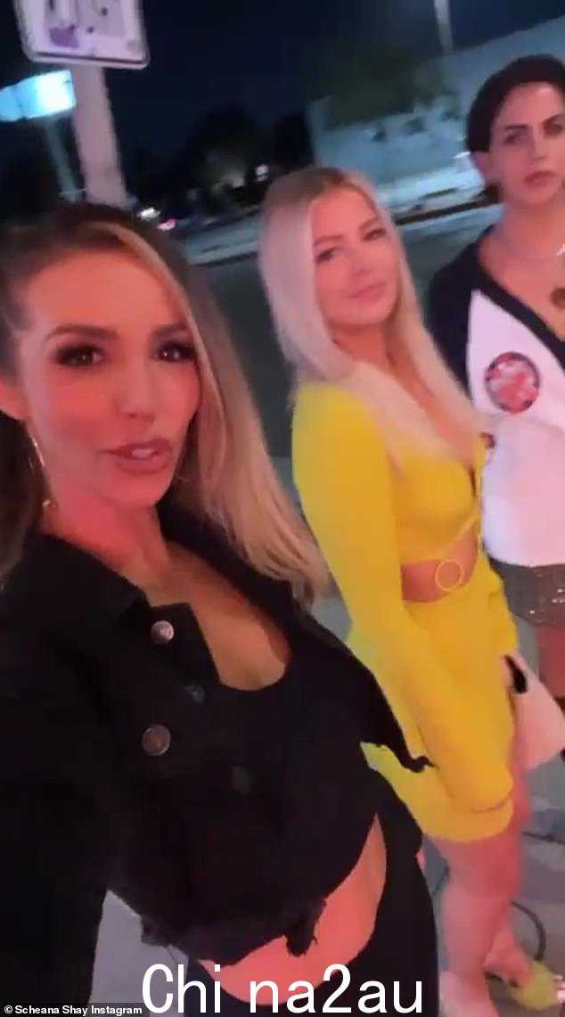 玩得很开心:在 Shay 的 Instagram 故事中分享的一个短片中,她举起了手机摄像头,拍摄了这群人在庆祝活动中展示她的时尚服装的情景。 =
