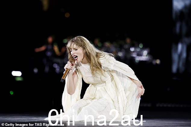 玩家还可以尝试猜测节目中更多不可预测的元素,例如女歌手将演唱哪两首令人惊喜的歌曲。图为:8 月 3 日在加利福尼亚州 SoFi 体育场表演