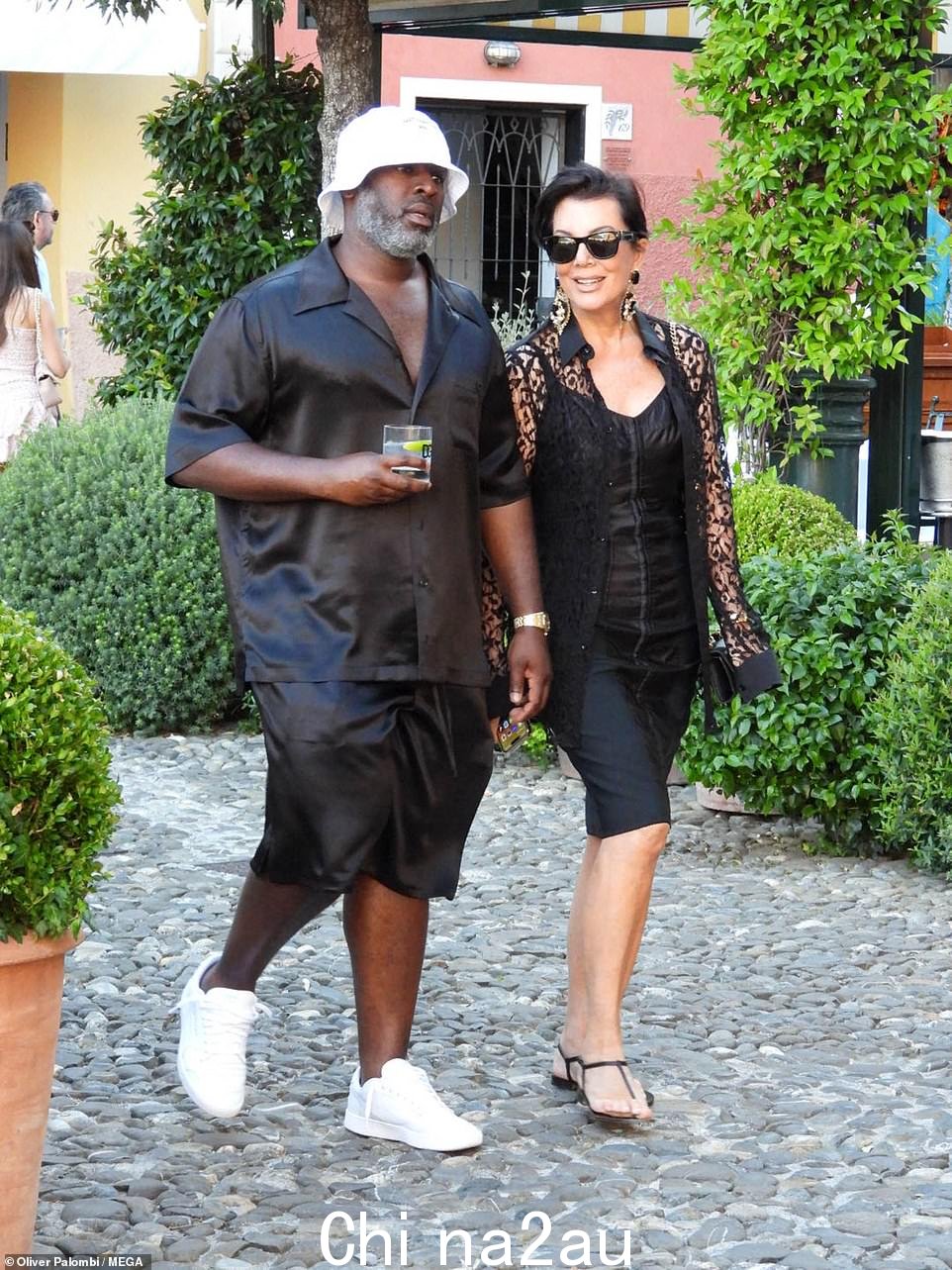 卡戴珊家族掌门人克里斯·詹纳 (Kris Jenner) 和她的男友科里·甘布尔 (Corey Gamble) 在意大利波托菲诺欧洲度假期间欣赏老城区的景色