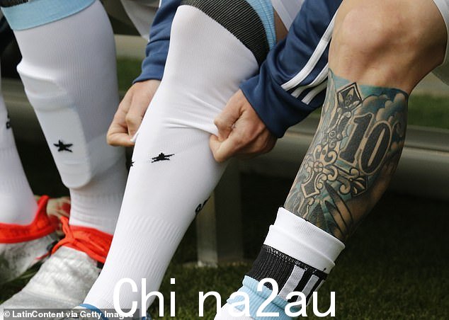 梅西的左小腿和小腿上有一个不同的纹身,后来又把它涂黑了