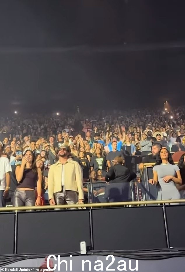 家庭乐趣:肯德尔和她的男朋友 Bad Bunny 在音乐会上罕见地展示了 PDA - 她的妹妹 Kim 在邻近的 VIP 包厢里