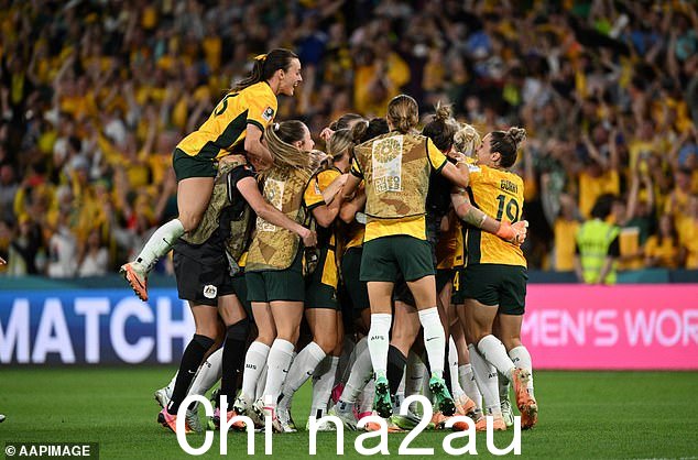 Postecoglou 很高兴被英格兰球迷包围,这样如果周三晚上玛蒂尔达队(如图)击败雌狮队,他就可以加入进来