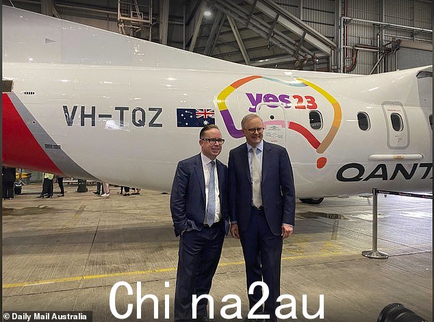 周一,澳洲航空在悉尼推出印有“Yes23”字样的飞机时,安东尼·艾博尼斯(Anthony Albanese)(右图与澳洲航空首席执行官艾伦·乔伊斯(Alan Joyce)合影)对澳洲航空向议会支持原住民之声表示欢迎