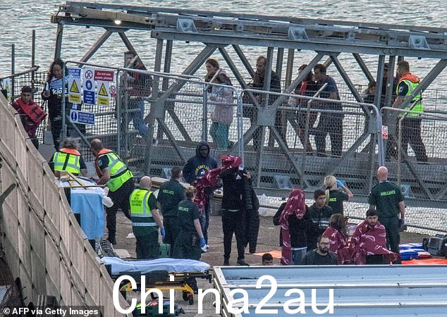 周六多佛的护理人员等待协助在英吉利海峡接载的移民