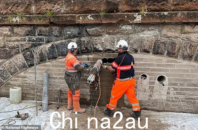 国家公路雇用的承包商正在进行维多利亚大桥下混凝土的拆除工作