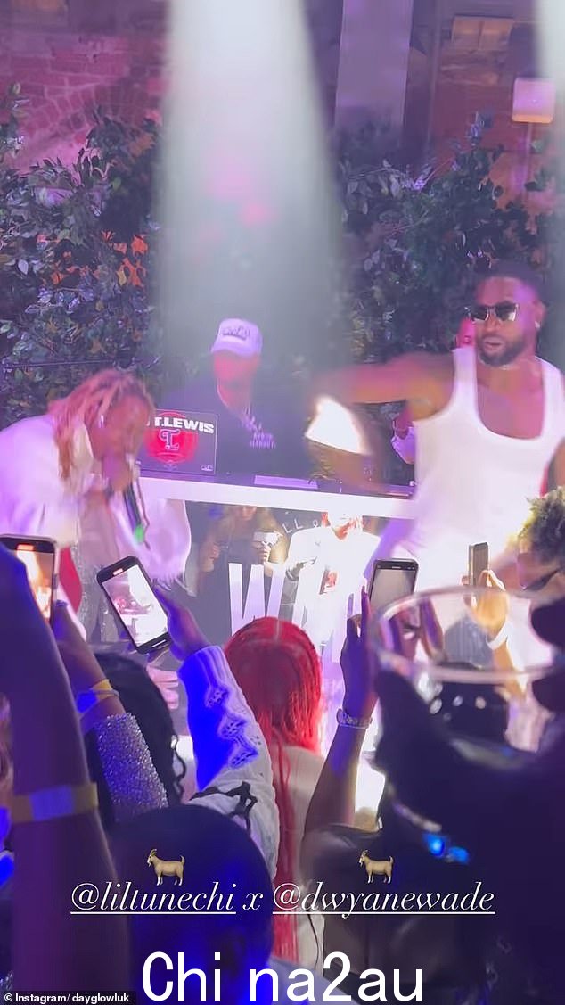 韦德在余兴派对上在舞台上跳舞作为说唱歌手 Lil Wayne 在活动中表演