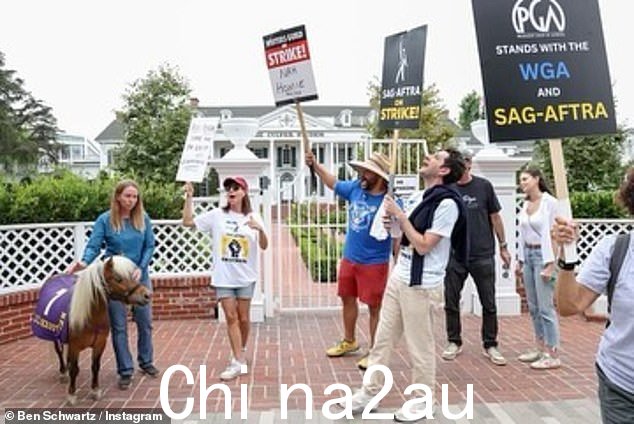 表明立场:大多数公园工作人员举起牌子,让大家知道他们的存在