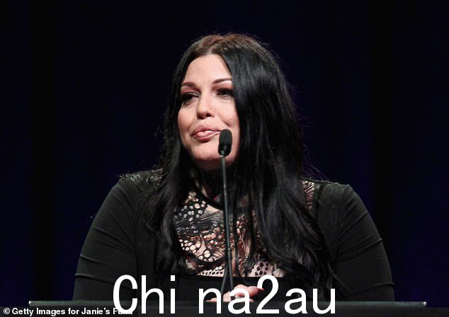 Aerosmith 歌手史蒂文·泰勒 (Steven Tyler) 44 岁的女儿米娅·泰勒 (Mia Tyler) 在 Instagram Stories 上分享了她与六岁的儿子阿克斯顿 (Axton) 撤离岛屿的个人经历。照片摄于 2019 年,洛杉矶