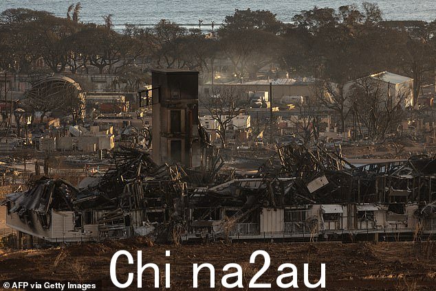 毛伊岛拉海纳山火后被烧毁的房屋和建筑物。周日火灾死亡人数上升至 96 人