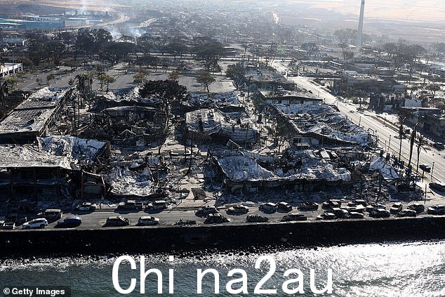 位于毛伊县的历史名镇拉海纳在遭受野火彻底破坏后遭受了黑色袭击;鸟瞰图显示周五烧焦的汽车拆除了建筑物