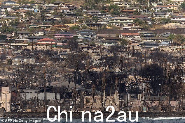 看到拉海纳从船上看,建筑物被烧毁