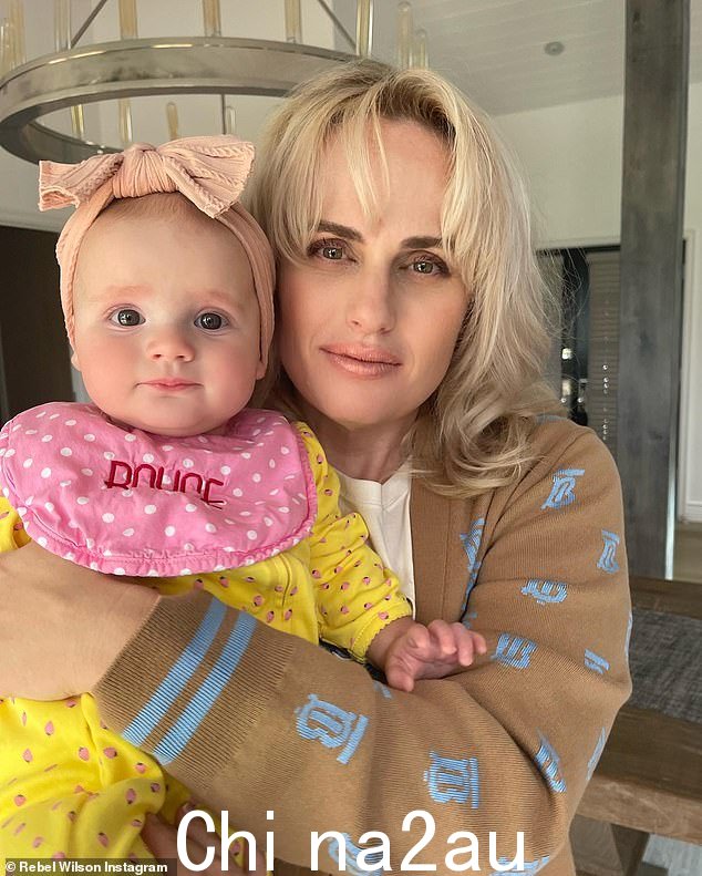 Rebel Wilson 分享了她一岁女儿 Royce 的可爱照片。两张照片均是