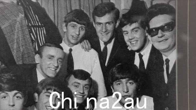 图例:乐81 岁的马奎尔 (Maguire),曾在 1960 年代英国乐队中演奏钢琴,展示了他的热门单曲《You Never Walk Alone》的银盘