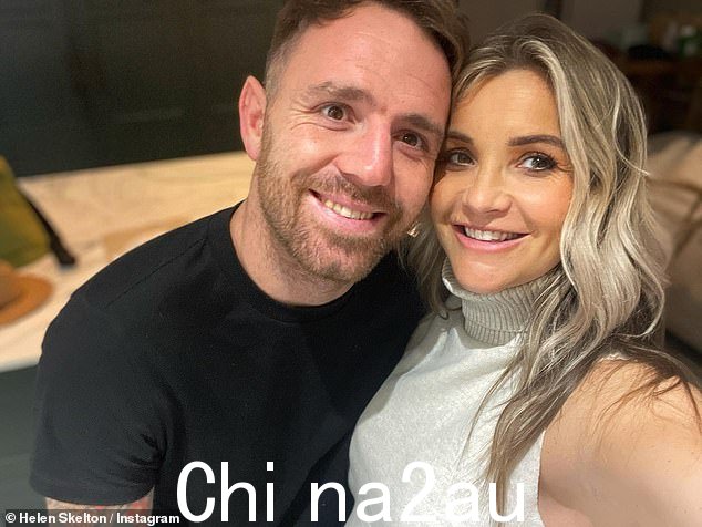 婚姻破裂:去年 4 月,这位电视节目主持人宣布与 33 岁的英格兰和利兹犀牛橄榄球联盟明星里奇分手
