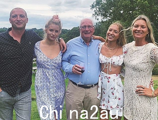 Kate Moss 和弟弟 Nick(左)、模特同父异母的妹妹 Lottie(左)、她的父亲 Pete(中)、女儿 Lila(右)