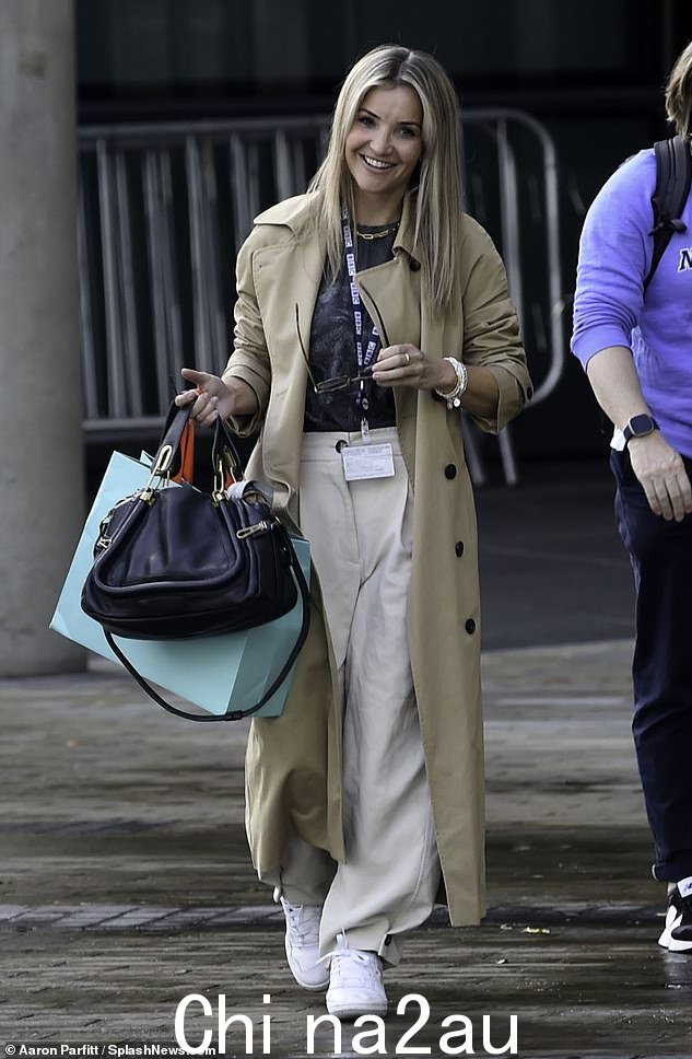 Helen Skelton 告别了 BBC Radio 5 Live 的周日时段(可以看到她在宣布消息后离开演播室)