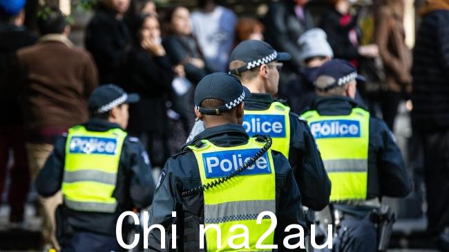 维多利亚州警方周二对墨尔本中央商务区的购物者进行了随机搜查,以遏制持刀犯罪图片:NCA NewsWire / Sarah Matray