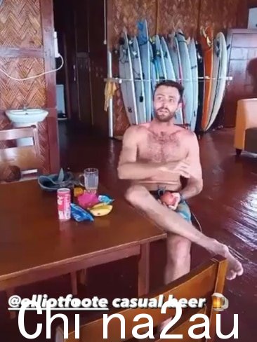 After在海上度过了两晚和一天，富特先生安静地喝了一杯啤酒，庆祝与朋友重聚。图片：Instagram