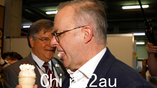 总理安东尼·艾博尼斯 (Anthony Albanese) 在布里斯班 Ekka 餐厅尴尬地吃着蛋卷冰淇淋被拍到。图片:NCA NewsWire/Tertius Pickard。