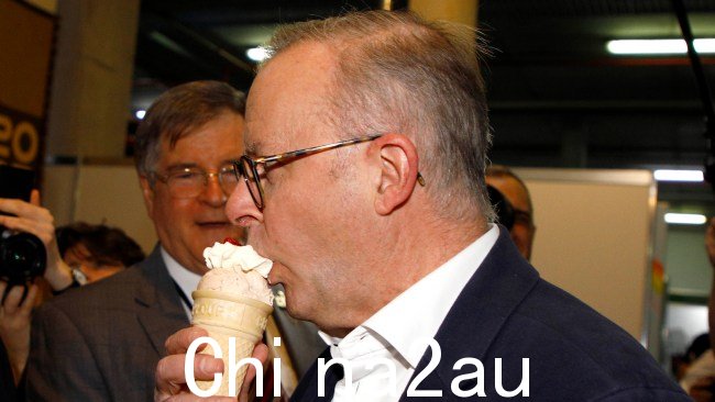 Albanese 先生在周二参观 Ekka 时被拍到手持甜点。图片:NCA NewsWire/Tertius Pickard。