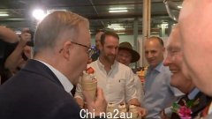 澳大利亚总理安东尼·艾博内塞 (Anthony Albanese) 在布里斯班的 Ekka 餐厅尴尬地大口吃着鲜奶油冰淇淋