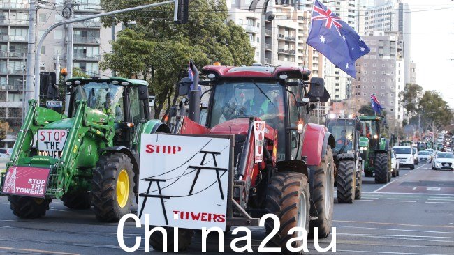 农民们来到维多利亚议会发泄他们担心工党想要拆除土地用于电线杆。图片:NCA NewsWire / David Crosling