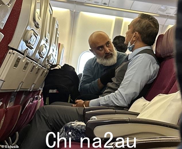 该男子(如图,没有戴口罩)说出自己的名字穆罕默德,并说他是“真主的奴隶”,然后向附近的其他乘客重复他们也是“真主的奴隶” Allah'