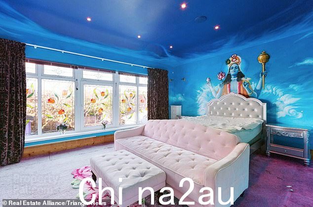 房子的一间卧室被漆成天空的样子,墙上有一个女神般的人物