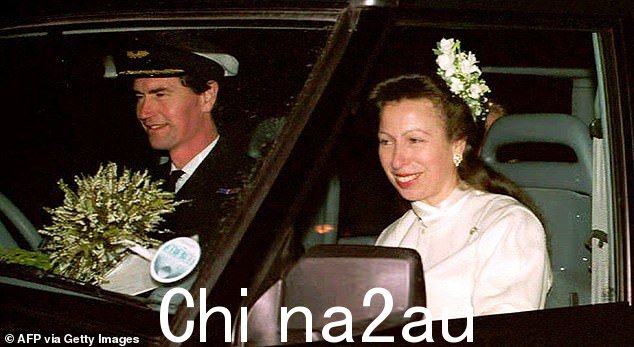 蒂姆·劳伦斯指挥官和安妮公主于 1992 年 12 月 12 日在苏格兰克拉西教堂举行婚礼后在车里看到