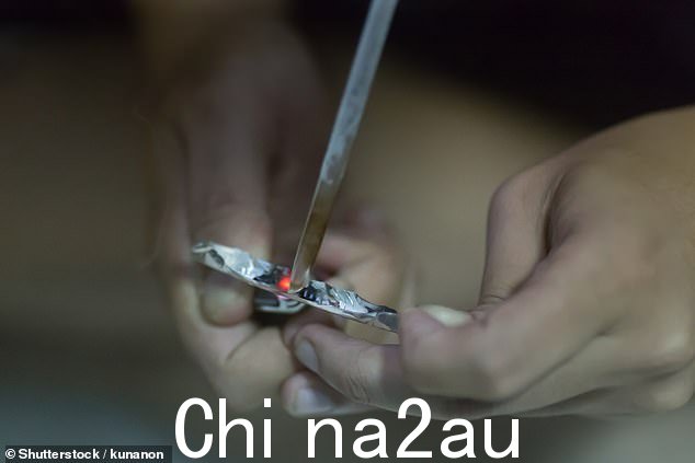 一位在八次怀孕期间吸毒的妇女讲述了甲基苯丙胺成瘾的感觉以及对婴儿的后果。 库存图片吸毒的影响