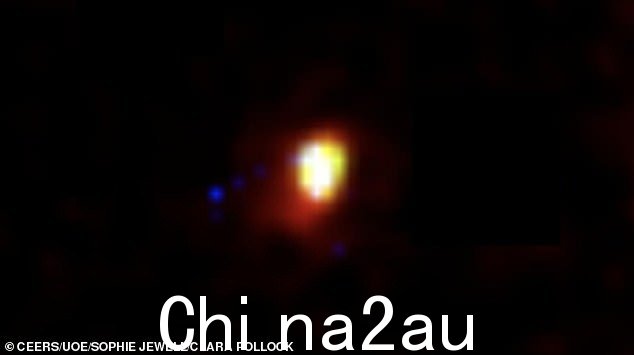 研究人员还研究了一个名为 CEERS-93316 的星系(如图),最初估计该星系是在大爆炸后仅 2.5 亿年形成的。然而,后来科学家们发现,被它的蓝色调所吸引 - 它实际上是在宇宙创建十亿年后形成的