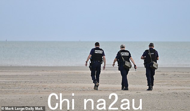 法国北部海滨小镇格拉沃利讷海滩上的当地警察,由于大海滩和沙丘而深受人贩子欢迎