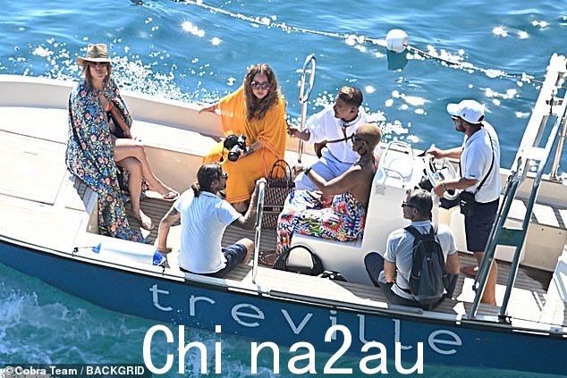 沐浴阳光:热门歌手交叉坐着盘腿坐在船头